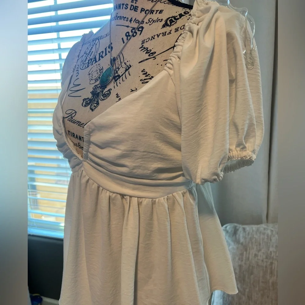 White blouse - Picture 2 of 6